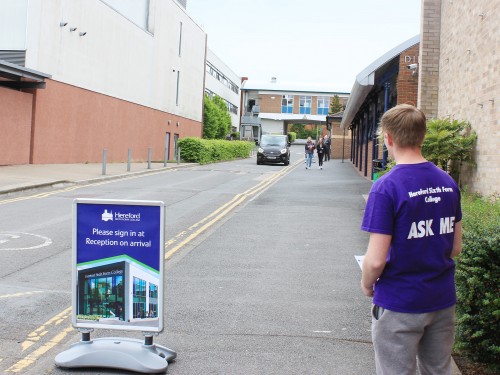 "Ask Me" students help new students find their way around College