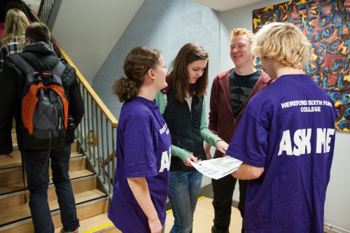 "Ask Me" students help new students find their way around College